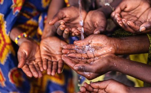 children from africa drinking water